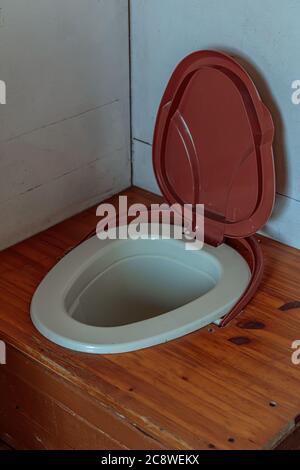 Toilettes dans une maison privée, cuvette de toilettes, gros plan. Photo de haute qualité Banque D'Images