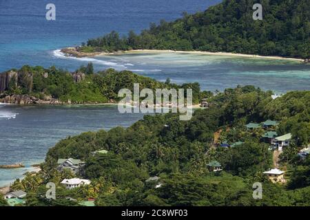 Port de Glaud, vue en hauteur de la côte sud, route panoramique Mahé Seychelles | utilisation dans le monde entier Banque D'Images