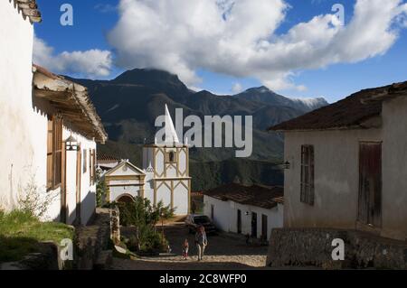 Église dans le village de Los Nevados dans la cordillère andine Merida état Venezuela. Los Nevados, est une ville fondée en 1591, située dans le Parc National de la Sierra Nevada à Mérida, Venezuela, situé à 2,710 mètres d'altitude et avec une population de 2000 habitants. Son nom vient des glaciers des pics León, Toro et Espejo qui pouvait être vu de Los Nevados avant leur disparition dans les années 1960. La principale activité de la région est le tourisme, avec ses promenades à cheval et à dos de âne par la station de téléphérique Loma Redonda. Ses habitants sont également engagés dans l'agriculture, en particulier la culture du potat Banque D'Images