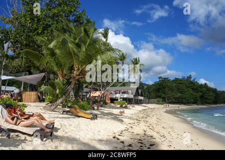 Touristes sur la plage de la Baia à Amani Barbarons Mahé Seychelles | utilisation dans le monde entier Banque D'Images