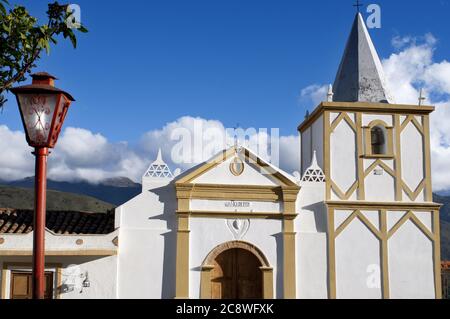 Église dans le village de Los Nevados dans la cordillère andine Merida état Venezuela. Los Nevados, est une ville fondée en 1591, située dans le Parc National de la Sierra Nevada à Mérida, Venezuela, situé à 2,710 mètres d'altitude et avec une population de 2000 habitants. Son nom vient des glaciers des pics León, Toro et Espejo qui pouvait être vu de Los Nevados avant leur disparition dans les années 1960. La principale activité de la région est le tourisme, avec ses promenades à cheval et à dos de âne par la station de téléphérique Loma Redonda. Ses habitants sont également engagés dans l'agriculture, en particulier la culture du potat Banque D'Images