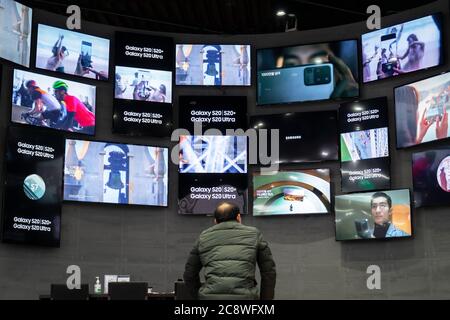 Corée du Sud: Man regarde les téléviseurs à la boutique phare Samsung à Séoul.photo de 20. Février 2020. | utilisation dans le monde entier Banque D'Images