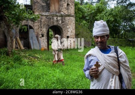 Debre Sina Beta Maryam église, lac Tana, Bahir Dar, Ethiopie. Un prêtre pose majestueusement avec sa croix à la porte du monastère de Birgida Maryam sur l'une des îles du lac Tana. Le lac Tana, le plus grand lac d'Éthiopie, est la source du Nil Bleu d'où il commence son long voyage à Khartoum et à la Méditerranée. | utilisation dans le monde entier Banque D'Images