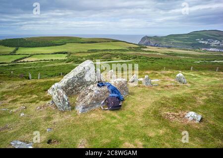 Veste, lunettes et sac de photographe au cercle de Mull, au-dessus de Port Erin, île de Man Banque D'Images