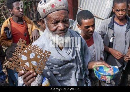 Route entre Wukro à Mekele, Ethiopie. Un religieux s'approche de notre véhicule sur la route menant de Wukro à Mekele. À Wukro, le seul signe de progrès est une route, un passage habituel de camions de fret, de véhicules militaires et d'autocars entassés de passagers, qui traverse et divise la ville sur son chemin de Mekele à Adigrat | usage dans le monde entier Banque D'Images