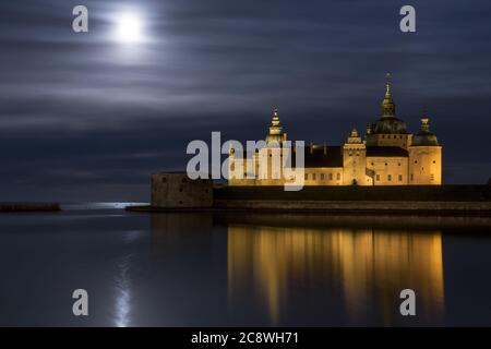 Kalmar, Suède le domaine du château de Kalmar la nuit et au clair de lune. | utilisation dans le monde entier Banque D'Images