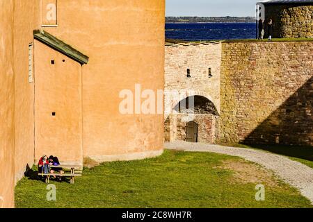 Kalmar, Suède personnes ayant un pique-nique d'été sur le terrain du château de Kalmar. | utilisation dans le monde entier Banque D'Images