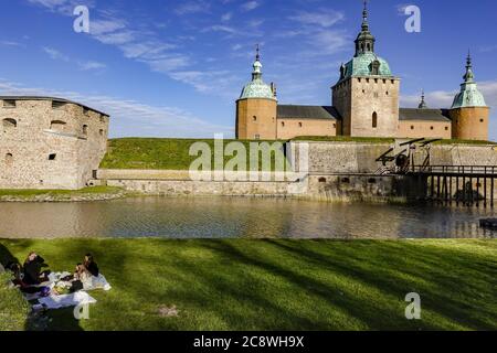 Kalmar, Suède personnes ayant un pique-nique d'été sur le terrain du château de Kalmar. | utilisation dans le monde entier Banque D'Images