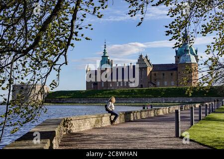 Kalmar, Suède UNE femme est assise sur un mur sur le terrain du château de Kalmar. | utilisation dans le monde entier Banque D'Images