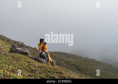 Randonneur photographe photographe photographe de tourisme prenant des photos avec un appareil photo dans la belle nature. Photo de haute qualité Banque D'Images
