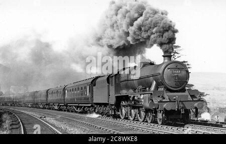 Train à vapeur / moteur / locomotive passant par Chapel en le Frith, Derbyshire, Royaume-Uni, 1948 Banque D'Images