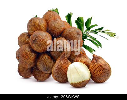 Snack peau de fruits ou de fruits de Salak isolés sur fond blanc Banque D'Images