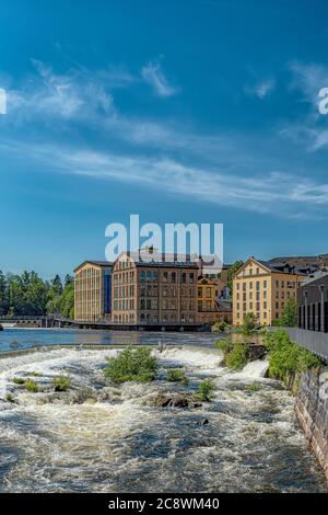 Motala strom est le système fluvial qui draine le lac Vattern, le deuxième plus grand lac de Suède, dans la mer Baltique à Norrkoping. Banque D'Images