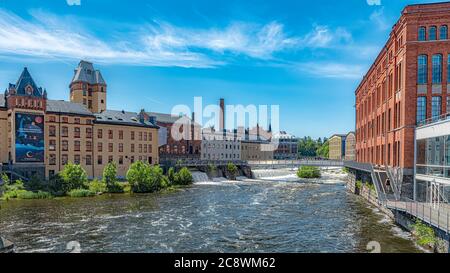 Motala strom est le système fluvial qui draine le lac Vattern, le deuxième plus grand lac de Suède, dans la mer Baltique à Norrkoping. Banque D'Images