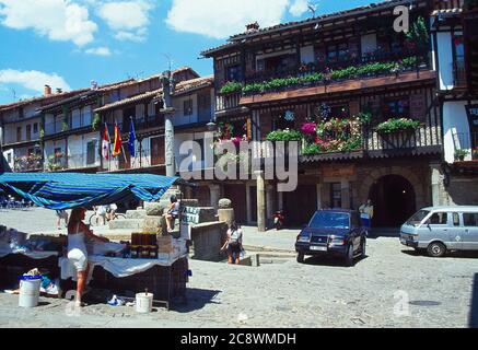 Marché aux puces à la Plaza Mayor. La Alberca, province de Salamanque, Castilla Leon, Espagne. Banque D'Images