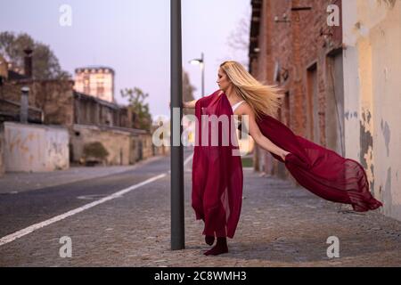 Femme sportive Beautriful dans le corps sur lampadaire de rue Banque D'Images