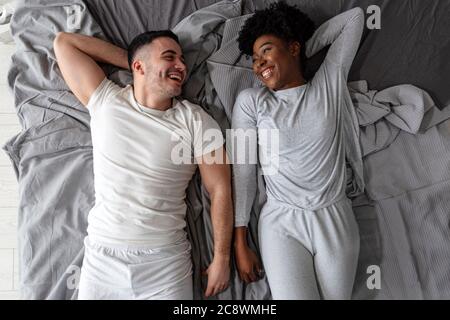 De dessus couple dans le lit en pijamas Banque D'Images