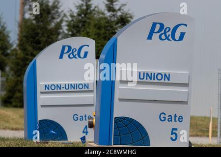 Lima - Circa juillet 2020 : l'usine de fabrication de Procter & Gamble Lima présente une porte d'entrée pour les employés syndiqués et non syndiqués. P&G est la plus grande publicité au monde Banque D'Images