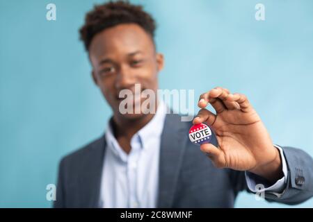 Homme afro-américain montrant son bouton de vote, il a voté Banque D'Images