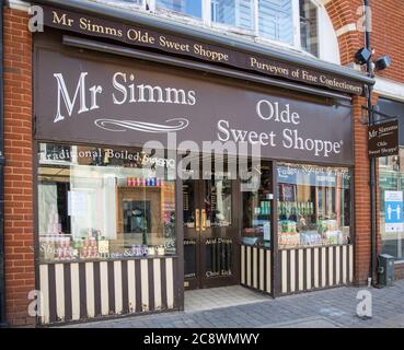 m. simms, ancien magasin de douceurs dans le centre-ville de horsham, à l'ouest du sussex Banque D'Images