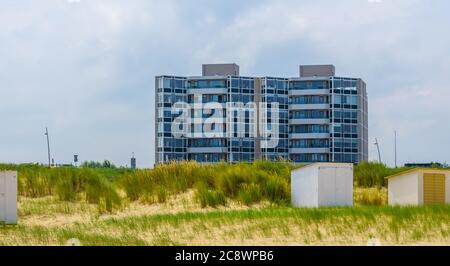 Dunes de breskens avec complexe d'appartements en arrière-plan, architecture moderne dans la nature, Zeeland, pays-Bas Banque D'Images