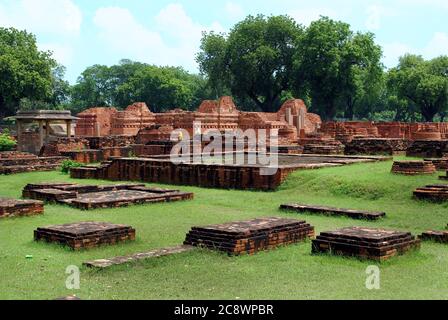 Dhamekh Stupa à Sarnath, Varanasi, Inde. C'est un site classé au patrimoine mondial de l'UNESCO et le lieu Saint des pèlerins bouddhistes. Banque D'Images