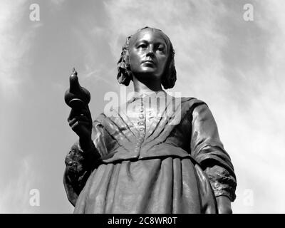 Statue victorienne du mémorial de Florence Nightingale 1820-1910 à Londres, Angleterre, Royaume-Uni qui était une infirmière anglaise connue sous le nom de «la dame avec la lampe, qui s'occupe Banque D'Images