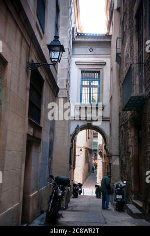 Un passage voûté sur une étroite rue médiévale dans le quartier gothique de Barcelone, Espagne. Banque D'Images