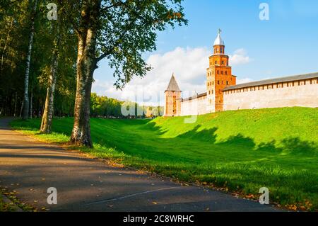 Veliky Novgorod Kremlin Assomption et les tours Kokui en été après-midi à Veliky Novgorod, Russie, Voyage vue d'été de Veliky Novgorod Banque D'Images