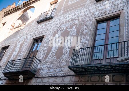 Façade sgraffito de Carrer de la Pietat dans le quartier gothique de Barcelone a une reconstruction de style baroque, Espagne. Banque D'Images