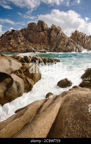 Plan vertical de la côte rocheuse de Valle della Luna dans l'île de Sardaigne, Italie sous un ciel nuageux Banque D'Images