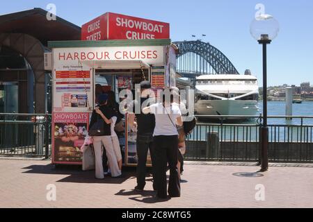 SYDNEY, AUSTRALIE - 04 décembre 2012 : les touristes en file d'attente attendent d'acheter des billets pour une croisière touristique dans un guichet de Circular Quay, en arrière-plan le H Banque D'Images