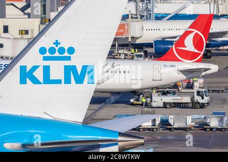 Schiphol, Pays-Bas - 16 janvier 2020: Aile arrière de la compagnie aérienne néerlandaise KLM / Royal Dutch Airlines à l'aéroport de Schiphol, aux Pays-Bas Banque D'Images