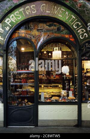 BARCELONE, ESPAGNE - 12 octobre 2017: Pasta Alimencias une charmante et ancienne pâtisserie dans le style Liberty le long de la Rambla dans , centre-ville de Bacelona, Banque D'Images