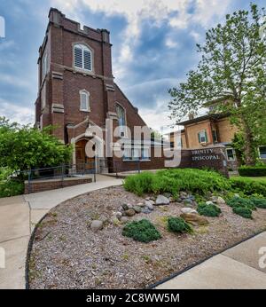 GRAND LEDGE, ÉTATS-UNIS - 21 juin 2020 : GRAND LEDGE, MI – 21 juin : vue extérieure de l'église épiscopale Trinity à Grand Ledge, MI, le 21 juin 2020 Banque D'Images