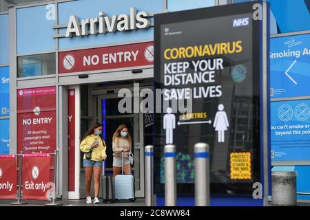 Les passagers de l'aéroport de Birmingham, car les personnes arrivant en Angleterre après des vacances en Espagne ont été informés qu'ils doivent mettre en quarantaine lorsqu'ils rentrent chez eux. Banque D'Images