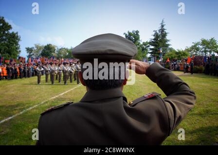 RIVAROLO, ITALIE- 5 MAI 2009: Maréchal à l'attention de l'armée de salut pendant le XXVI rassemblement militaire des artilerymen italiens Banque D'Images