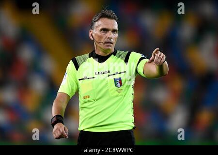 Udine, Italie - 23 juillet 2020: Arbitre Massimiliano Irrati gestes pendant la série UN match de football entre Udinese Calcio et Juventus FC. Udinese Calcio a remporté 2-1 victoires sur Juventus FC. Crédit: Nicolò Campo/Alay Live News Banque D'Images