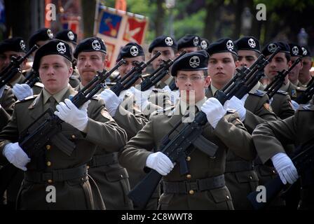 RIVAROLO, ITALIE- 5 MAI 2009 : défilé d'un peloton armé lors du XXVI rassemblement militaire des artileryants italiens Banque D'Images