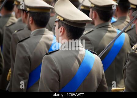 RIVAROLO, ITALIE- 5 MAI 2009 : officiers militaires en uniformes de cérémonie pendant le XXVI rassemblement militaire des artilerymen italiens Banque D'Images