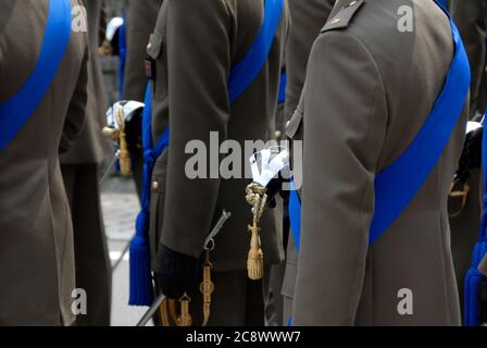 RIVAROLO, ITALIE- 5 MAI 2009 : officiers militaires en uniformes de cérémonie pendant le XXVI rassemblement militaire des artilerymen italiens Banque D'Images