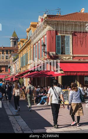 Nice, France - 21 octobre 2017. Le populaire animé et coloré marché aux fleurs cours Saleya en place Charles Felix - Nice vieille ville Côte d'Azur Banque D'Images