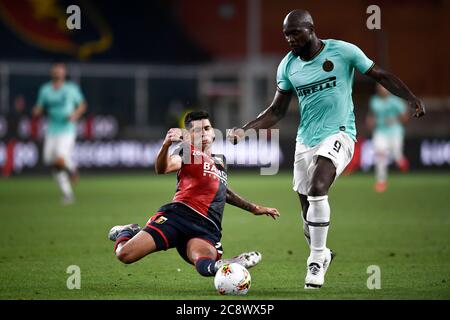 Gênes, Italie - 25 juillet 2020: Cristian Romero (L) de Gênes CFC s'attaque au Romelu Lukaku du FC Internazionale lors du match de football entre le Gênes CFC et le FC Internazionale. Le FC Internazionale a remporté 3-0 prix sur le CFC de Gênes. Crédit: Nicolò Campo/Alay Live News Banque D'Images