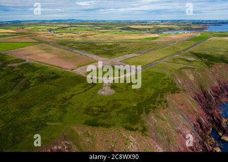 Vue aérienne des pistes sur un terrain d'aviation de la Seconde Guerre mondiale fermé et surcultivé Banque D'Images