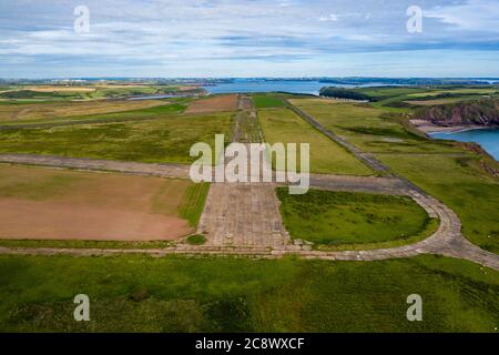 Vue aérienne des pistes sur un terrain d'aviation de la Seconde Guerre mondiale fermé et surcultivé Banque D'Images