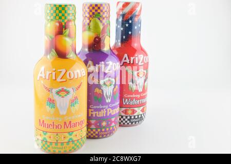 Bouteilles de cocktails de cowboy d'Arizona sans alcool avec espace de copie à droite, isolées sur fond blanc en format horizontal Banque D'Images