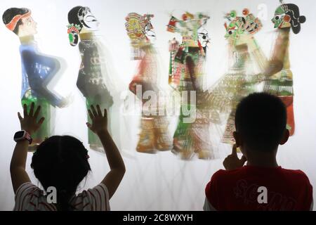 Tangshan, province chinoise de Hebei. 27 juillet 2020. Les enfants regardent un jeu d'ombres lors d'un atelier organisé par une communauté dans le district de Fengrun de la ville de Tangshan, dans la province de Hebei, au nord de la Chine, le 27 juillet 2020. Credit: Zhu Dayong/Xinhua/Alamy Live News Banque D'Images