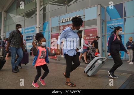 Les passagers arrivant à l'aéroport de Birmingham, alors que les personnes arrivant en Angleterre après des vacances en Espagne ont été informés qu'ils doivent mettre en quarantaine lorsqu'ils rentrent chez eux. Banque D'Images