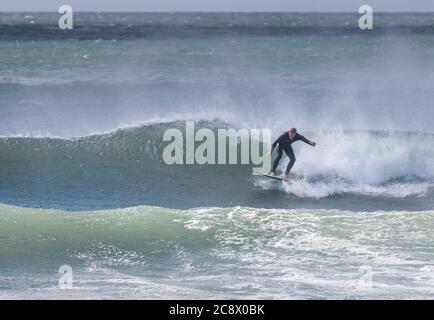 Garrettstown, Cork, Irlande. 27 juillet, 2020.UN surfeur passe la vague dans des conditions tumultueuses comme la tempête à Garrettstown, Co. Cork, Irlande. - crédit; David Creedon / Alamy Live News Banque D'Images