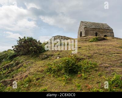 La chapelle Saint-Michel, située sur Rame Head, en Cornouailles, se dresse sur le point culminant de la péninsule de Rame, une région d'une beauté naturelle exceptionnelle Banque D'Images